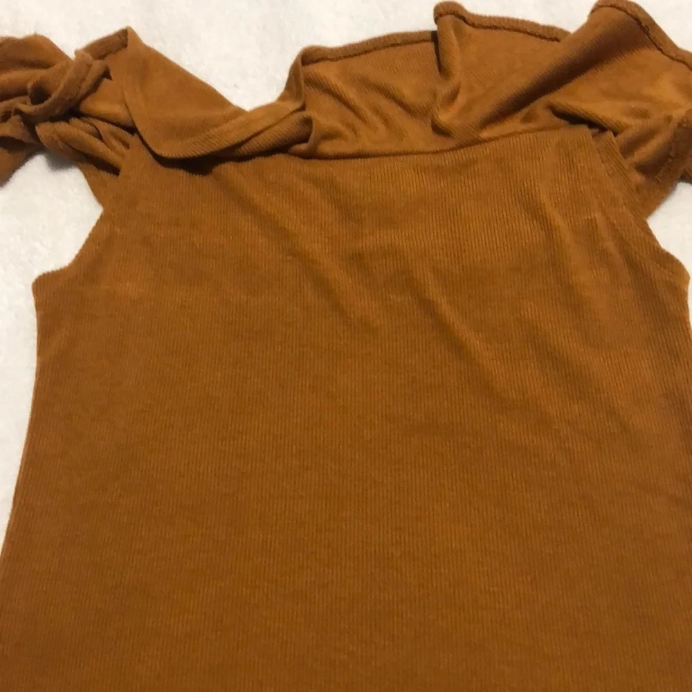 FOREVER21 off the shoulder top - Picture 4 of 4